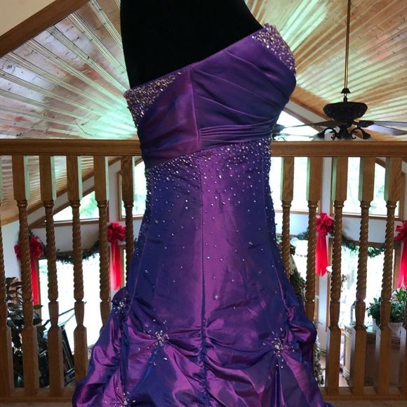 Maggie Sottero purple with crystal accents laces for fugue flattery Prom size 6 - Picture 4 of 8